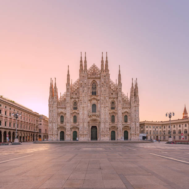 il duomo all'alba - milano foto e immagini stock