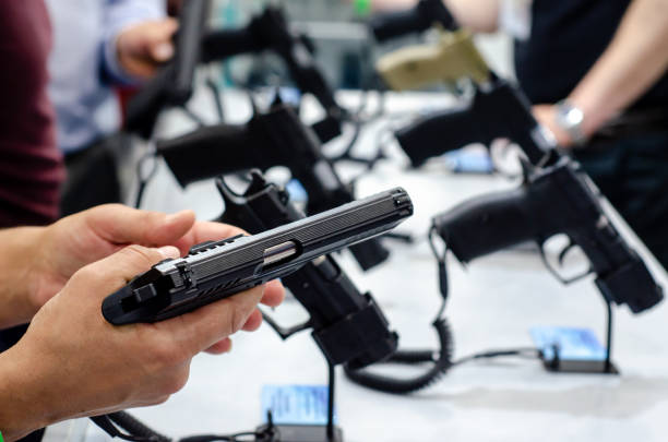 scaffali del negozio di pistole. una pistola in vendita nel negozio. - gun foto e immagini stock