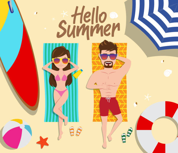 ilustrações, clipart, desenhos animados e ícones de projeto conceitual vetorial do casal de verão. olá texto de verão com personagens femininas e masculinas banho de sol com elemento de praia de prancha de surf, bola de praia, lifebuoy e guarda-chuva em fundo de areia. - swimming trunks women beach ball couple