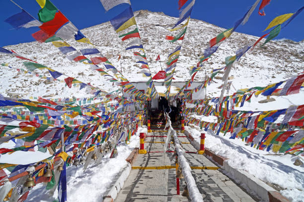 bandeira tibetana ou bandeira yantra na passagem de changla é uma passagem de montanha de neve alta em leh ladakh, jammu & kashmir, índia. alega-se que é a segunda estrada mais alta a motor - tibet monk architecture india - fotografias e filmes do acervo