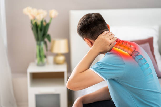 hernie der halswirbelsäule, nackenschmerzen, schmerzen im schlafzimmer, kompressionsverletzung der bandscheibe - human vertebra fotos stock-fotos und bilder