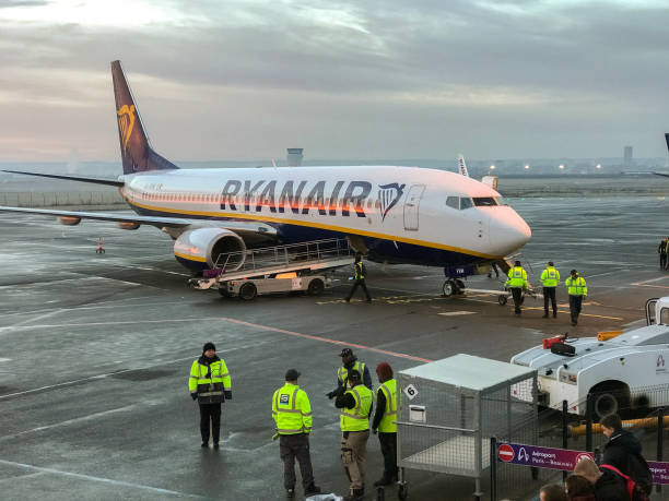 ryanair airplane on beauvais-tille airport in paris - beauvais imagens e fotografias de stock