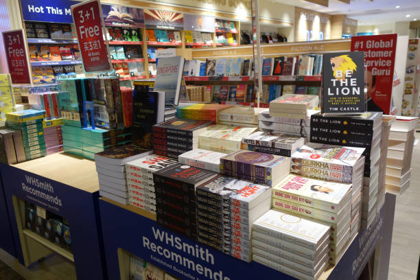 bücher, die in einem geschäft am flughafen singapur changi ausgestellt werden. - bookstore stock-fotos und bilder