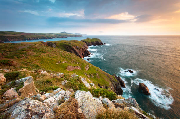 ペンブロークシャーの海岸線 - travel destinations rocky coastline moody sky clear sky ストックフォトと画像