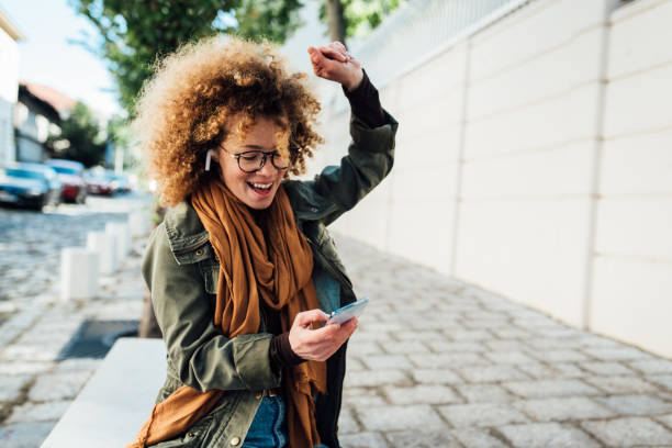 retrato de una chica feliz bailando con su canción favorita - city of nice audio fotografías e imágenes de stock