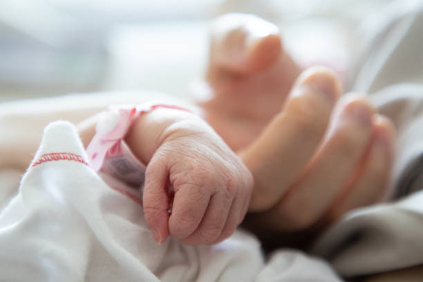 neonato bambino tenere la mano mamma indice dito. concetto : bambino prematuro o pretermine in ospedale. rapporto tra madre e bambino. - premature foto e immagini stock