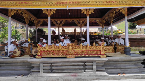 전통 발리 뮤지션들이 악기를 연주하다 - art theatrical performance bali indonesia 뉴스 사진 이미지