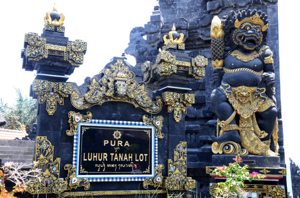cancello d'ingresso nel tempio tanah lot a bali, indonesia. - travel destinations bali tanah lot temple foto e immagini stock