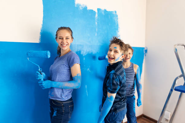 portrait d’enfants peignant la pièce - home improvement home interior painting family photos et images de collection