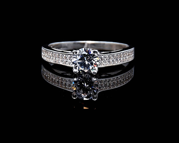 anello di diamante platino su riflesso nero - jewelry gem gold reflection foto e immagini stock