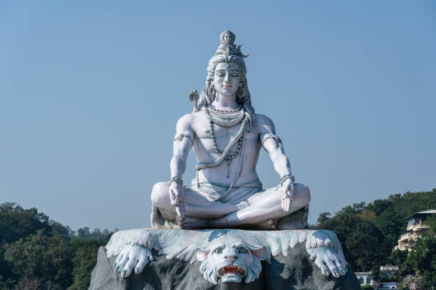 인도 리시케시 마을의 갠지스 강에서 힌두교 신 시바의 명상 동상 - buddha hindu god shiva hinduism 뉴스 사진 이미지