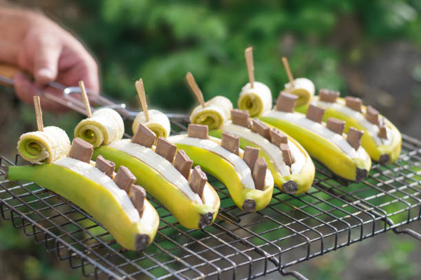 обжаренные бананы с шоколадом на гриле. - grilled bananas стоковые фото и изображения