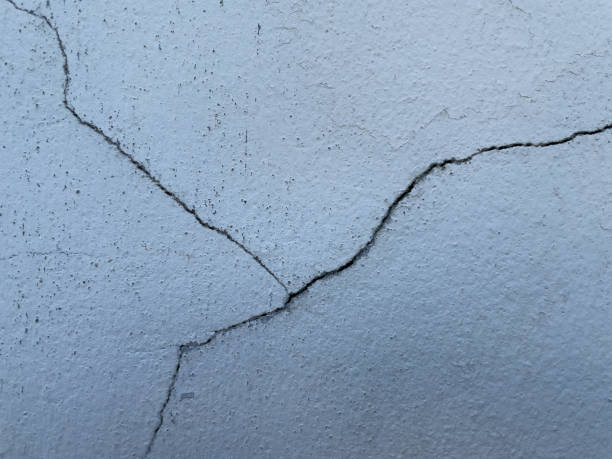 istock The cement walls are starting to crack. 1326792715