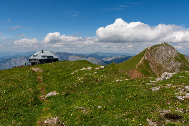 オーストリア、プレヴィヒェルのアイゼネルツァー・ライヒェンシュタインとライヒェンシュタインの小屋のピーク - european alps mountain mountain peak rock ストックフォトと画像