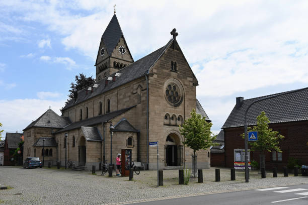 la basílica neorrománica de san sebastián en stadt huelchrath, grevenbroich - neobaroque fotografías e imágenes de stock