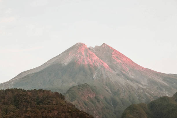 mt merapi yogyakarta - mt merapi stock-fotos und bilder