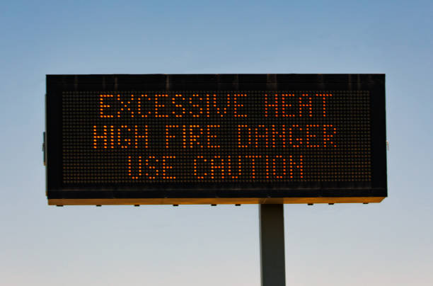 señal de advertencia de carretera de calor excesivo - exceso fotos fotografías e imágenes de stock