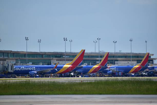 авиалайнеры boeing на юго-западе в аэропорту уильям хобби - private airplane flash стоковые фото и изображения