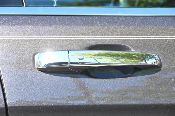 maniglia della porta dell'auto cromata - shiny chrome car vehicle door foto e immagini stock