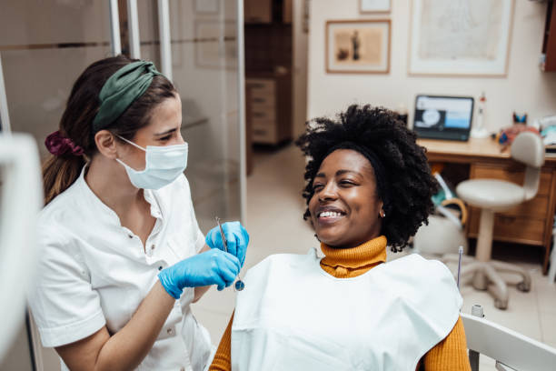 mulher afro-americana visitando dentista - dentists chair dentist office chair orthodontist - fotografias e filmes do acervo