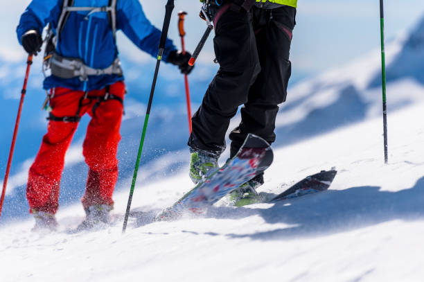 pov de esquiadores de fondo subiendo pista de nieve - determination telemark skiing exploration winter fotografías e imágenes de stock