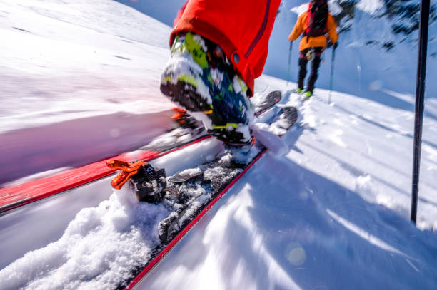 pov der backcountry-skifahrer klettern schneepiste - telemark skiing stock-fotos und bilder