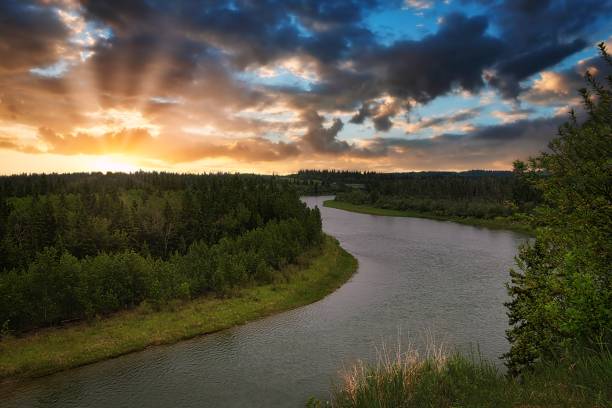 nuvens do nascer do sol sobre o rio veado vermelho - alberta - fotografias e filmes do acervo