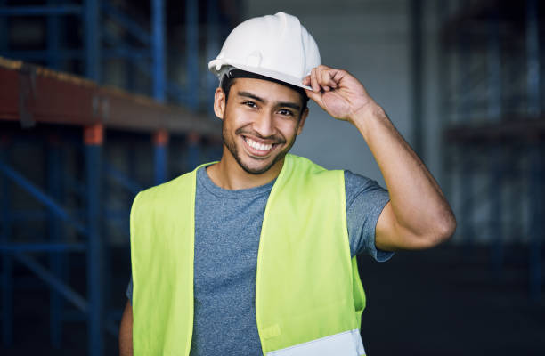 portret pewnego siebie młodego mężczyzny pracującego na budowie - foreman building contractor hardhat men zdjęcia i obrazy z banku zdjęć