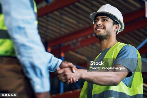 Schuss Von Zwei Bauarbeitern Schüttelt Händend Auf Einer Baustelle Stockfoto und mehr Bilder von Personalbeschaffung