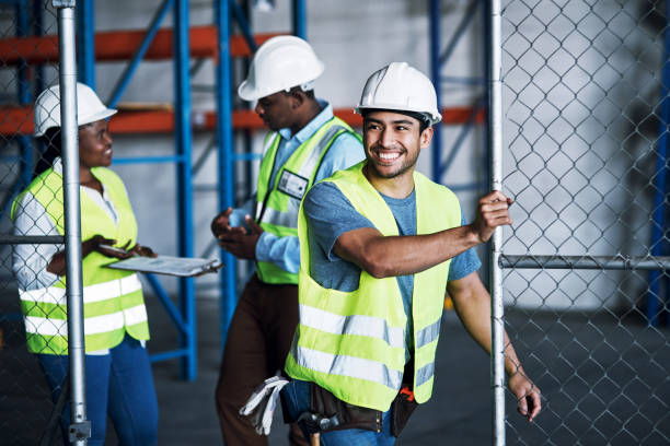 tiro de um jovem construtor abrindo os portões para um canteiro de obras - safety fence protection construction site - fotografias e filmes do acervo