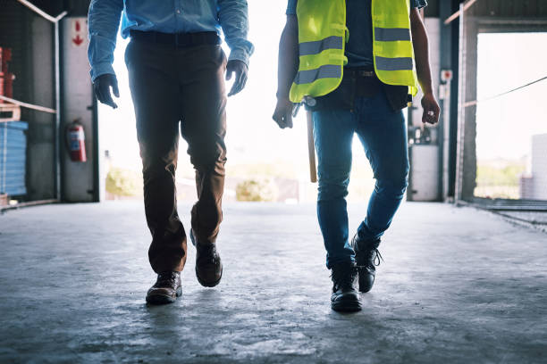 建設現場を歩く2人の認識できないビルダーのショット - building activity construction manual worker men ストックフォトと画像