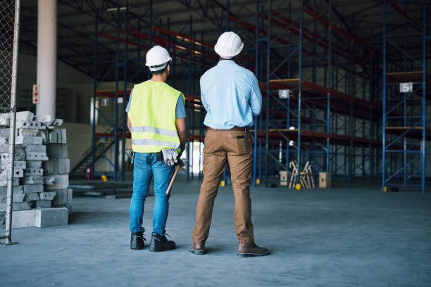 strzał dwóch budowniczych kontroli placu budowy - child building activity construction engineer zdjęcia i obrazy z banku zdjęć