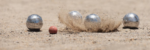 petanque ball boule schalen auf einem staubboden, foto im aufprall - pétanque stock-fotos und bilder