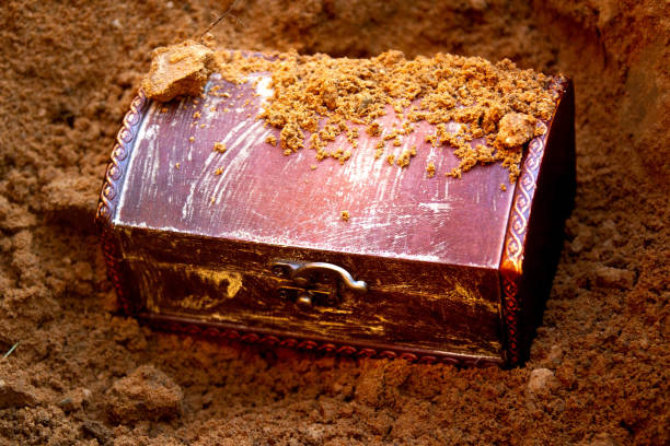 istock Find an old box. Treasure in sand 1326893948