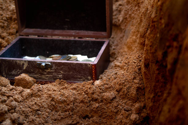 encuentra el tesoro. el tesoro está escondido en la arena - antiquities fotografías e imágenes de stock