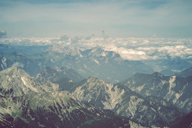 vallée colorée dans les alpes européennes par une journée d’été ensoleillée - zugspitze mountain germany high up cloudscape photos et images de collection