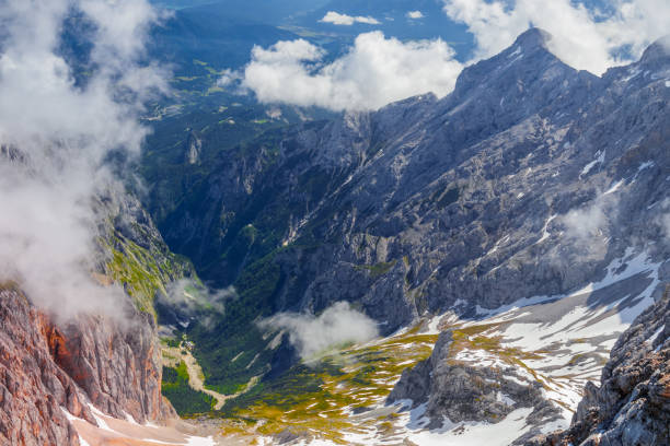 vallée colorée dans les alpes européennes par une journée d’été ensoleillée - zugspitze mountain germany high up cloudscape photos et images de collection
