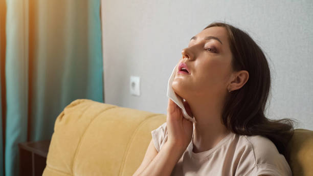 Brunette woman suffering from the heat, wiping herself off with a paper napkin Brunette woman suffering from the heat, wiping herself off with a paper napkin, sunlight sweat stock pictures, royalty-free photos & images