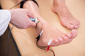 patientennerventests-mit-elektromyographie-im-medizinischen-zentrum.jpg?b=1&s=170x170&k=20&c=vCtrFtitCo2DSgHNl9effg5US8VLMNgxQ1d_cVh0DRc=