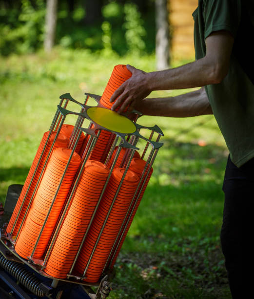 máquina de trampas para entrenamiento de tiro en tierra. máquina automática para el lanzamiento de palomas de arcilla. - skeet shooting shooting clay target shooting fotografías e imágenes de stock