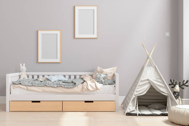 kinderzimmer interieur mit messy bett, zelt und leere bilderrahmen an der wand. - tipi bett stock-fotos und bilder