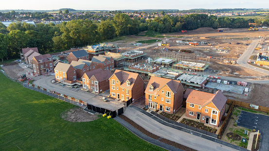 Vista aérea del sitio de construcción de viviendas de nueva construcción en Inglaterra, Reino Unido photo