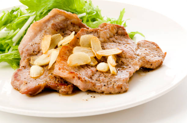 bistecche di maiale con verdure a foglia - prodotto a base di carne foto e immagini stock