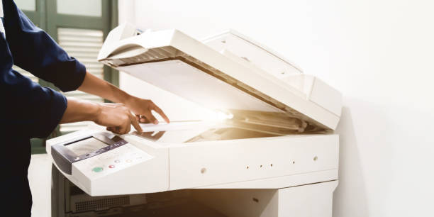 business-tastatur-hand auf dem panel-drucker - kopiergerät stock-fotos und bilder
