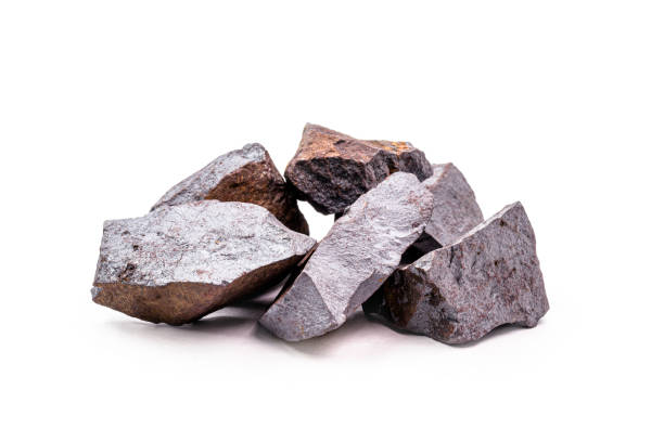 l’hématite est un minerai d’oxyde de fer aux propriétés magnétiques - haematite photos et images de collection