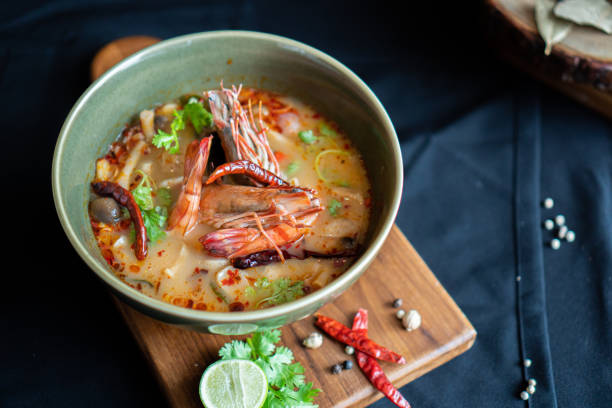 tom yum goong en el plato de hoja de plátano, comida de tailandia - estilo de comida asiática - tom tom yum meal soup fotografías e imágenes de stock