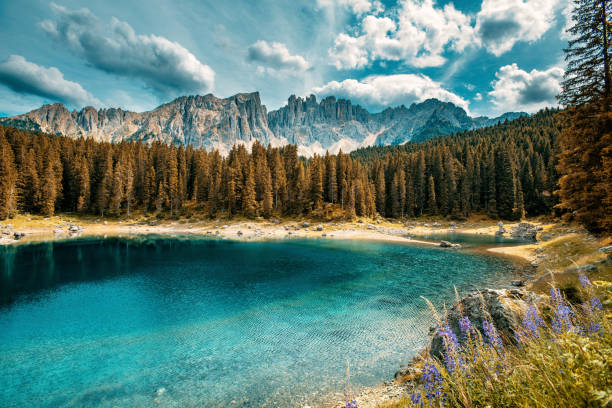 озеро карецца-карерси, трентино-альто-адидже, италия - latemar mountain range фотографии стоковые фото и изображения