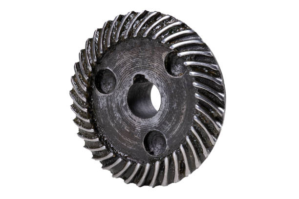 歯が破損した金属製のギア。歯車に歯を傾けます。分離された背景。 - spiral bevel gear ストックフォトと画像