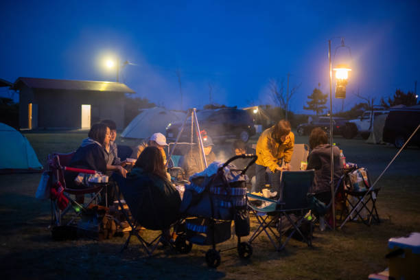 일본 가족 캠핑 밤에 캠핑, 저녁 식사를 즐기는 - 변덕스러운 하늘 뉴스 사진 이미지