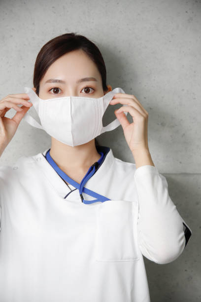 마스크를 쓰고 의료기관 및 장기요양시설에서 일하는 여성 - hospital acquired infection 뉴스 사진 이미지